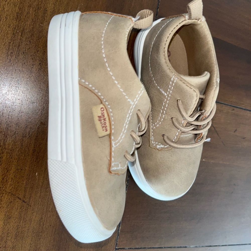 Tan shoes Oshkosh brand. Good condition. 🤎